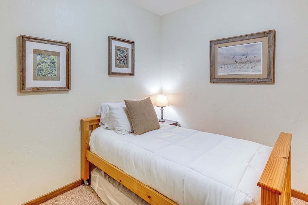 1 Mi to Ponderosa State Park: Condo w/ Pool Access