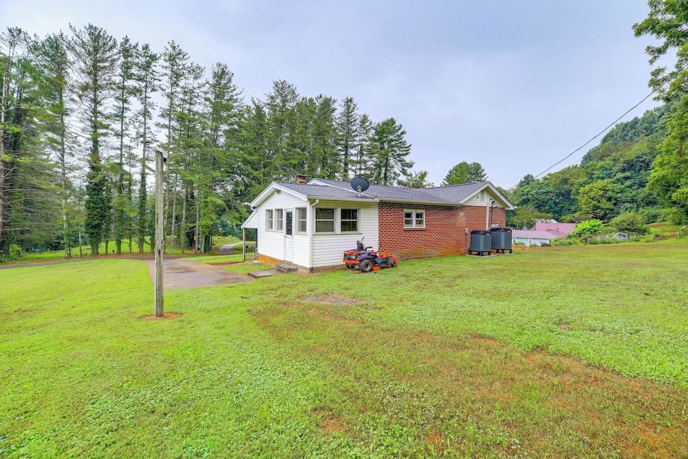 1 Mi to Virginia Creeper Trail: Serene Family Home