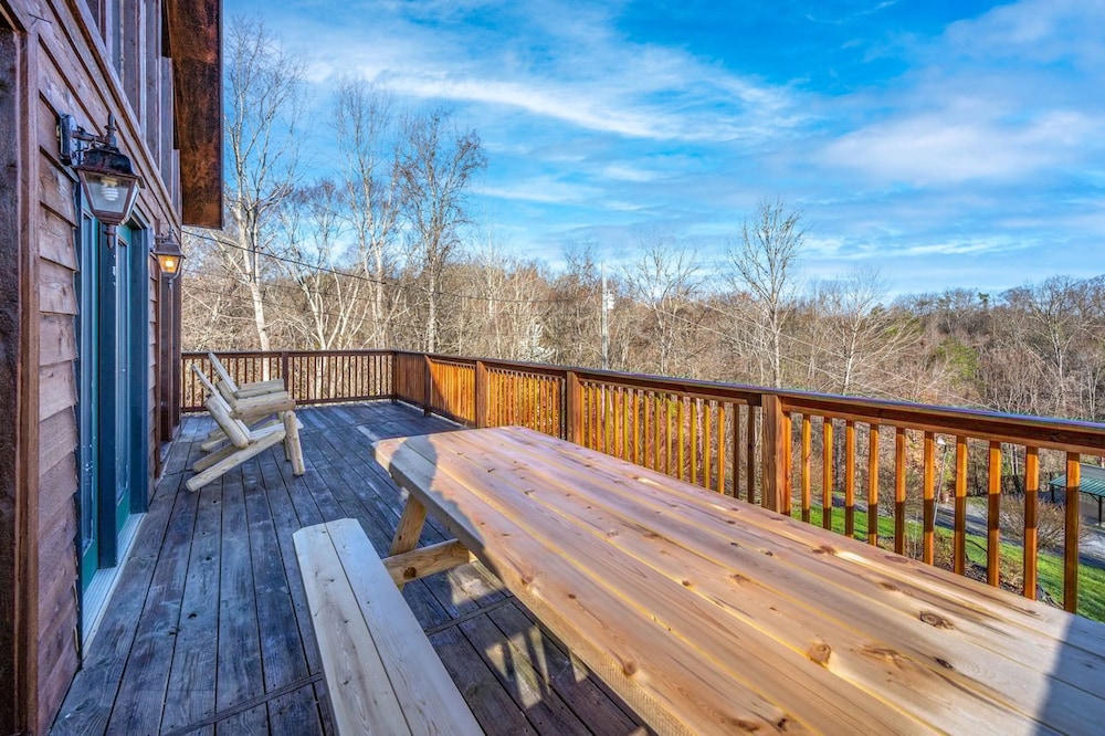 Mountain Views Hot Tub Close to PF Gsmnp