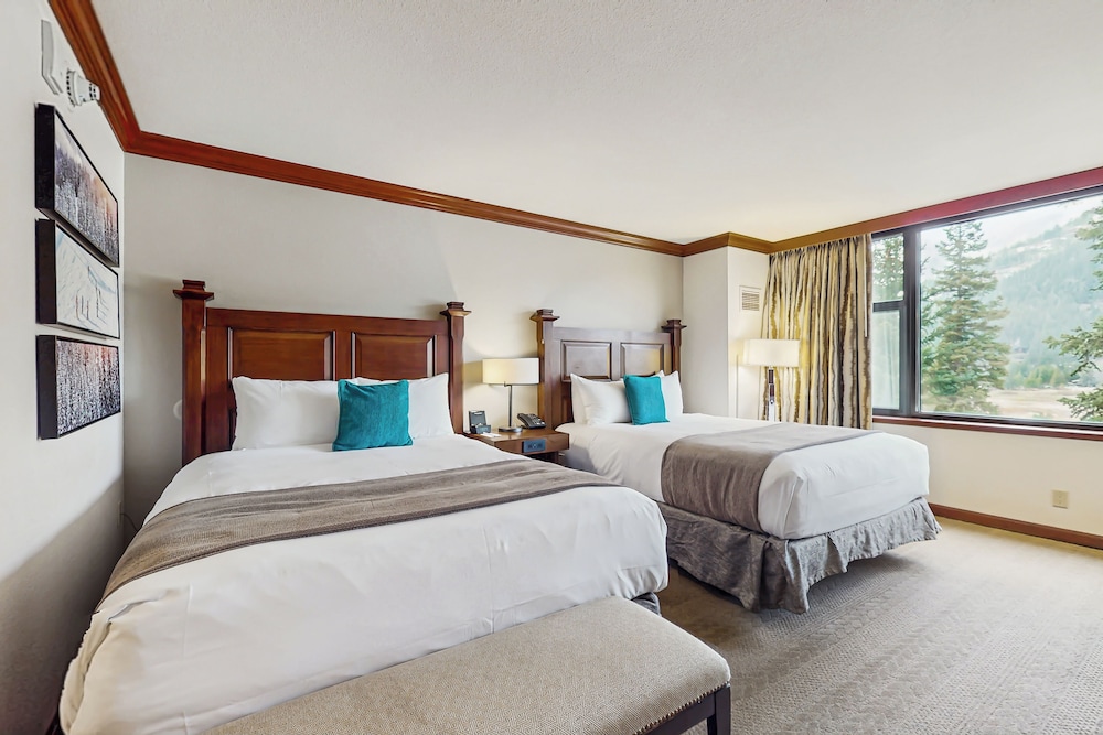 2BR Condo w/ Pool Access, Hot Tub, & ski In/out