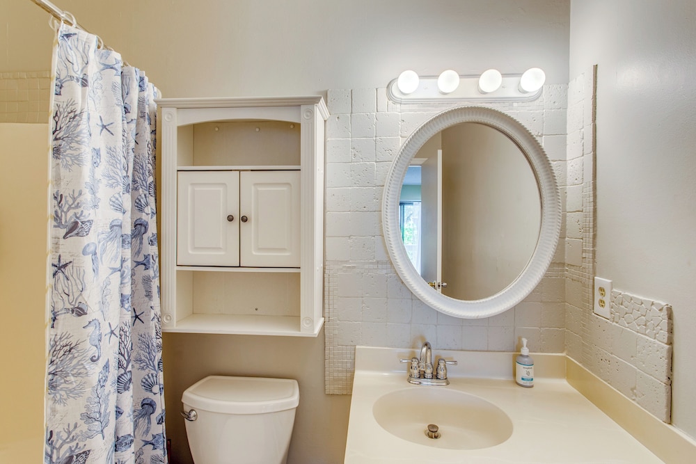 Direct Beach Access! Walkable Condo on Ocean Blvd