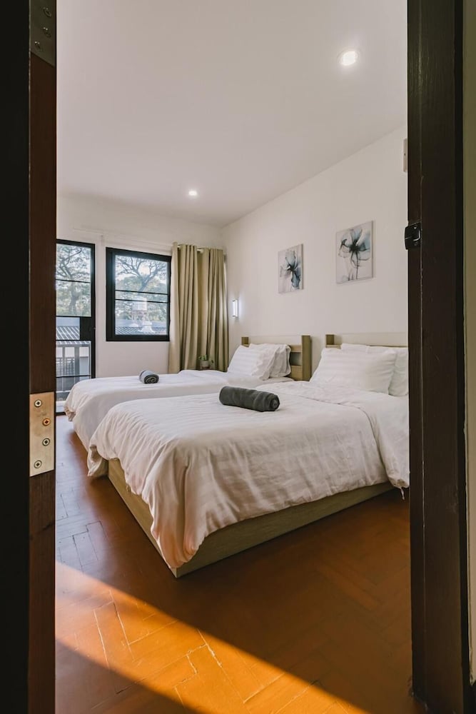 Modern Family House - 4 Bedrooms 5 Mins From Old Town With Gallery - Deja Home