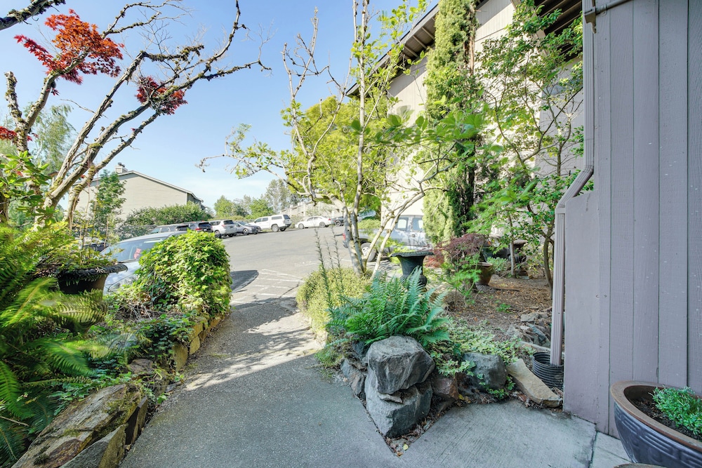 Modern Home Between Seattle, Tacoma & SEA Airport