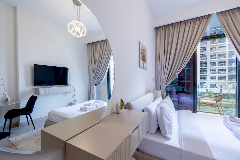 Elite LUX Holiday Homes - Upscale Studio in Azizi Riviera Prime Location Dubai