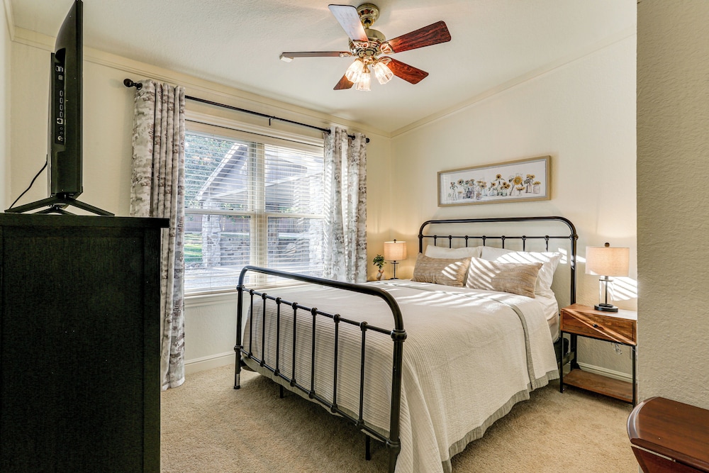 Family Friendly! Lakefront Escape in Pottsboro