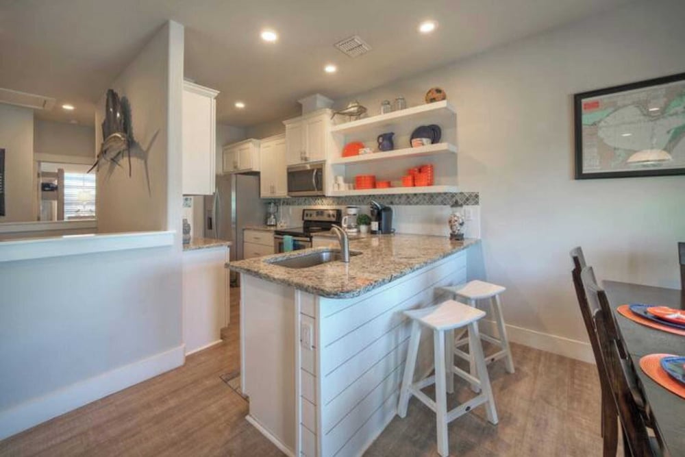 2 Homes in Las Palmeras by Avantstay Sleeps 18, Resort Pool + Private Patio Walk to Town, Golf Cart Zone