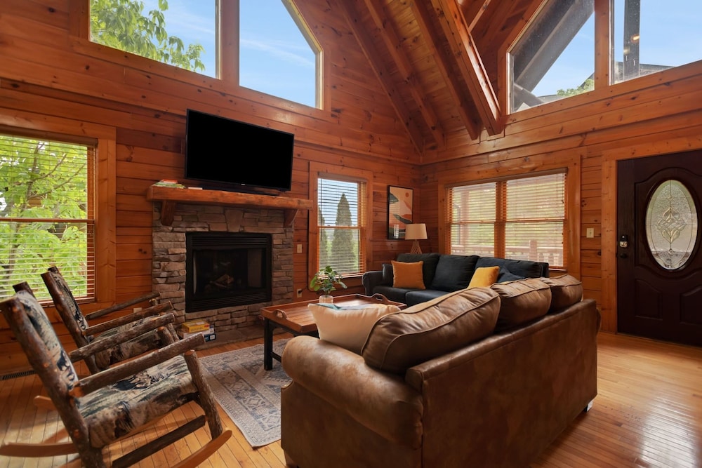 Summit View Way Resort Cabin w Hot Tub Deck w Views Pool Table