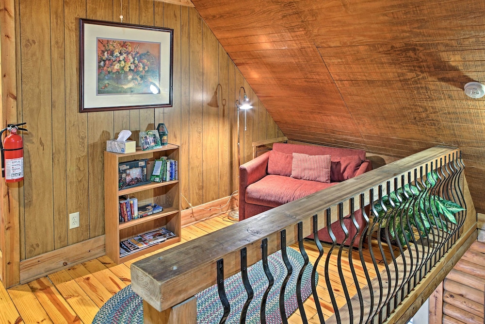 Underwood Home w/ 40 Acres: Fire Pit, Private Lake view 2