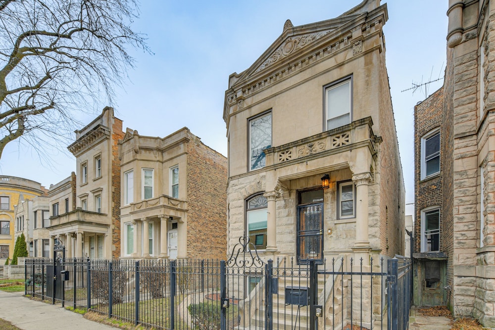 1 Mi to University of Chicago: Urban Escape!