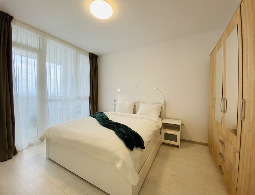 Charming flat in Brasov with balcony view 2