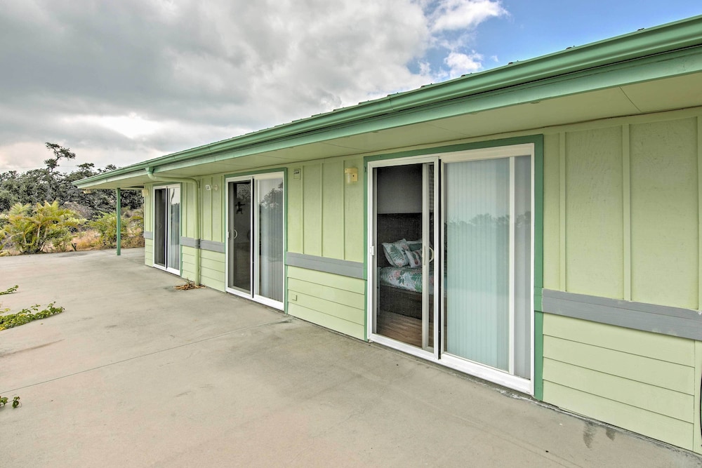Ocean View Bungalow w/ Lanai: 13 Mi to South Point view 5