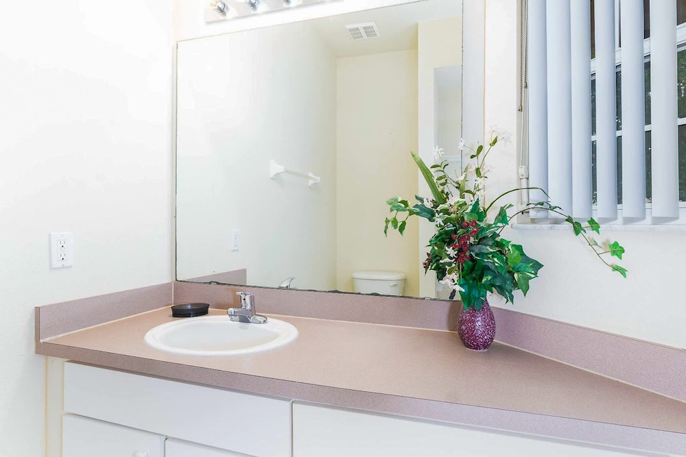 Stylish 3BR Townhouse 15 min to Disney Parks