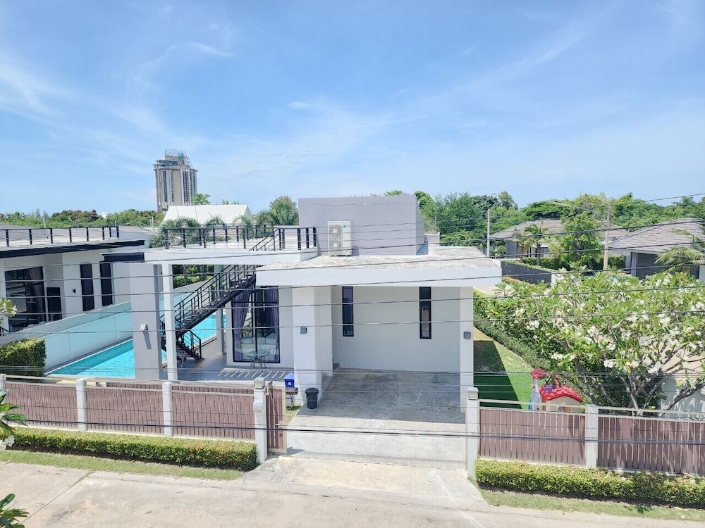 Hotel WE by Sirin Pool Villa Huahin - Image 1