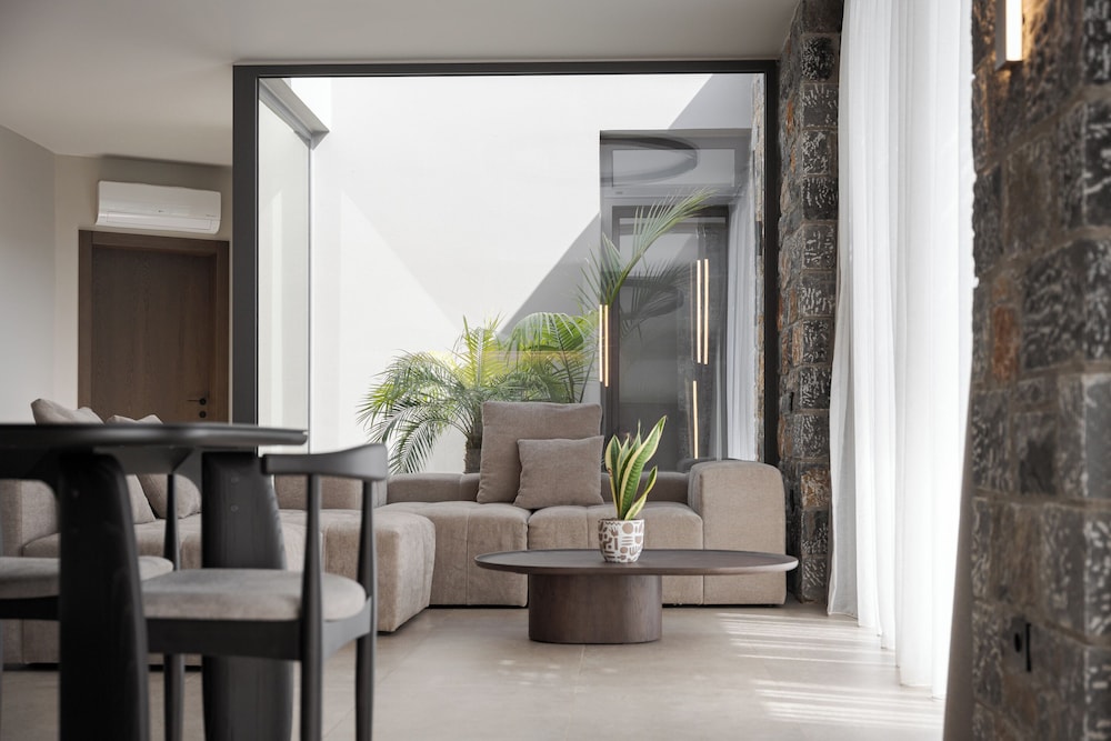 Neromai Cave Luxury Villas