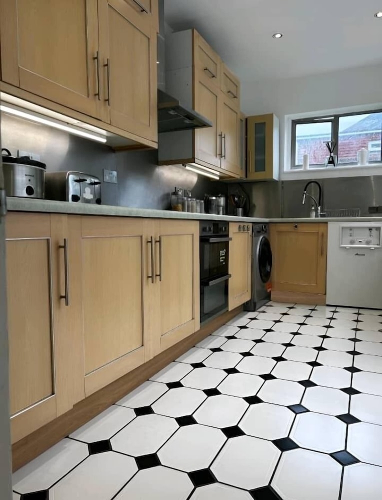 Spacious Apartment in Thornton Road L