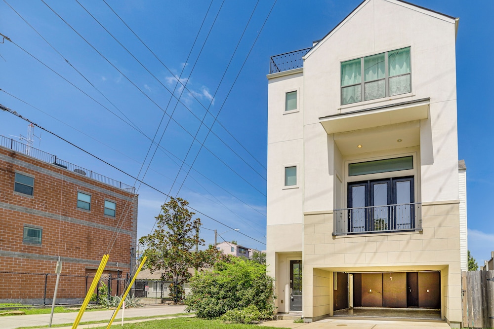 Houston Home w/ Rooftop Patio - 3 Mi to Downtown!