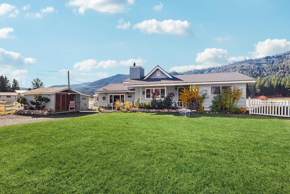 Unique 3br: Mountain Views, Hot Tub & Wood Stove