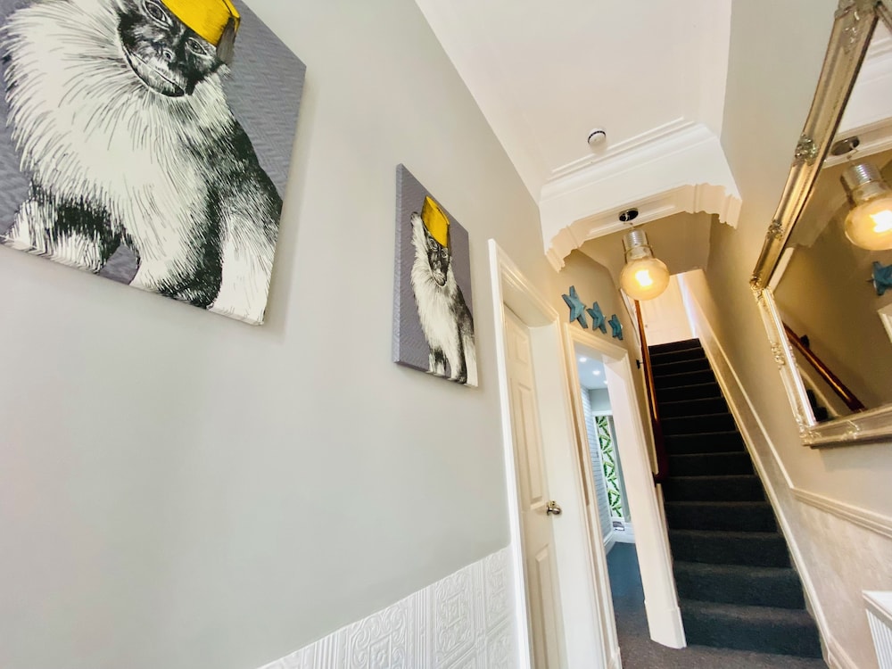 Blackpool - 4 Beds - Sleeps 10 - Pet Friendly