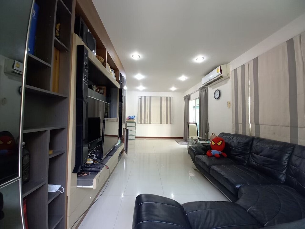 Spacious Entire House With Shared Fitness Room and Shared Indoor Pool in Club