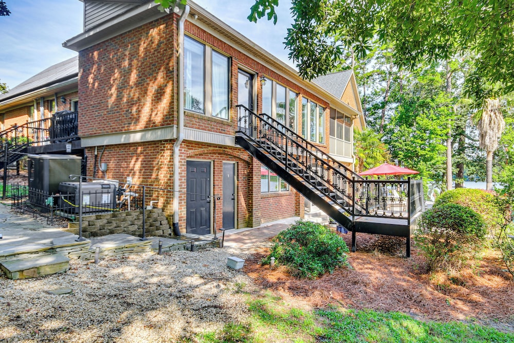Luxe Lakefront Apartment w/ Shared Pool & Dock!