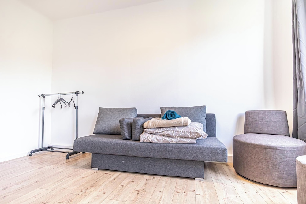 Cozy 3BR Apt with Garden Sleeps 10
