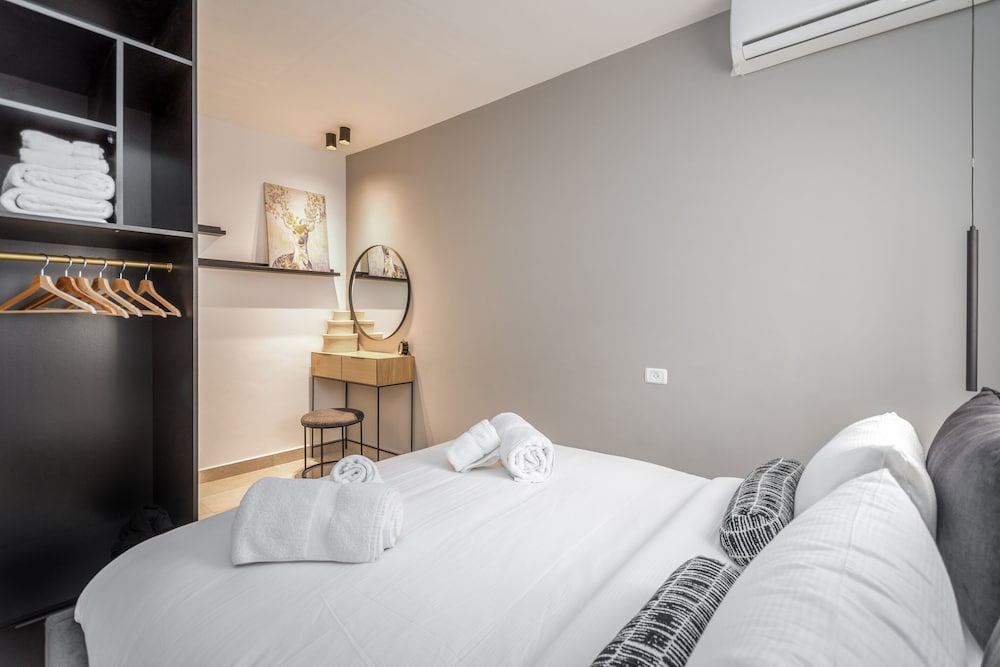 Stylish one BDR with balcony view 5