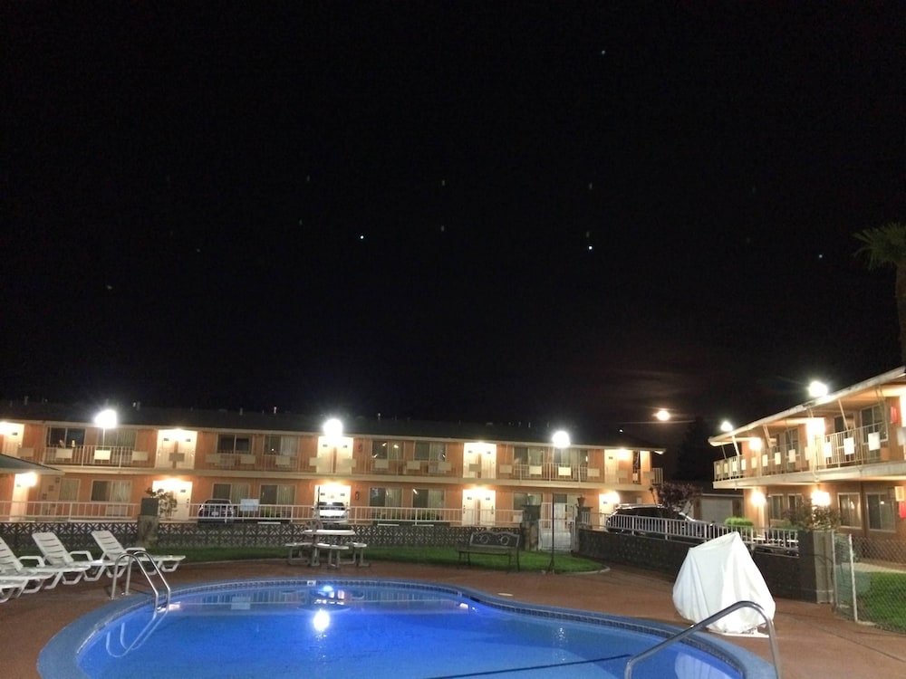 The River Inn and Suites