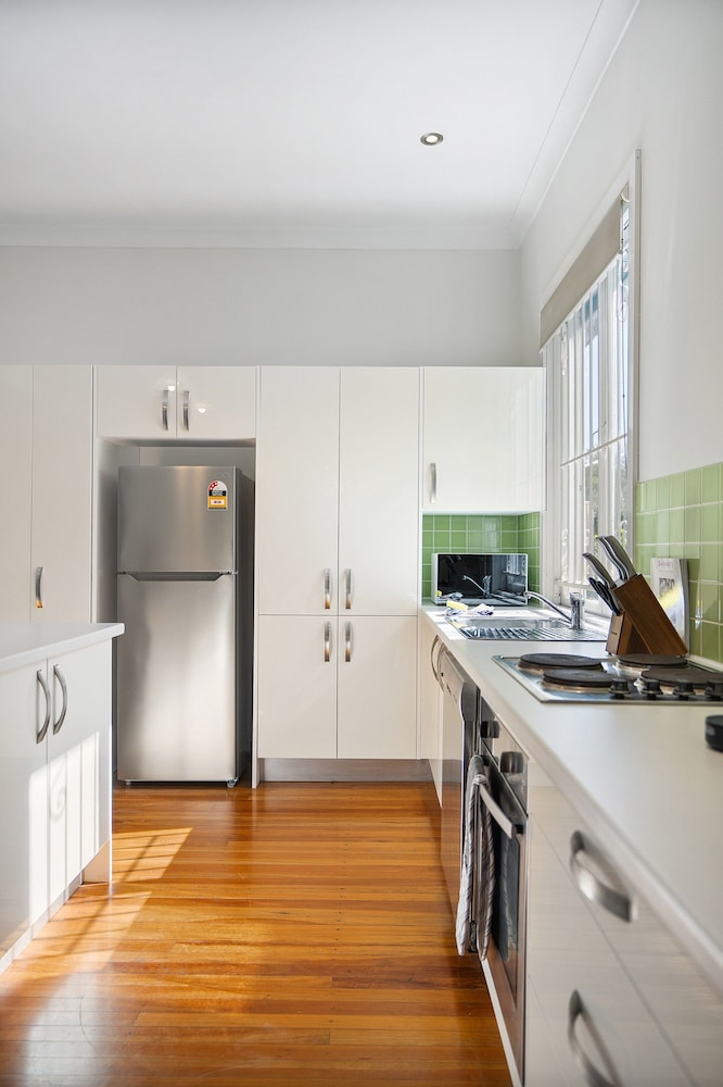 Bright 3-bed With Garden by Banks Street Reserve