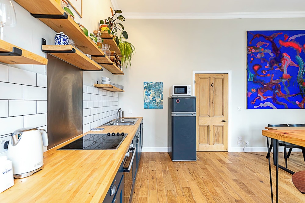 Beautiful Two Bedroom Abode Near Victoria