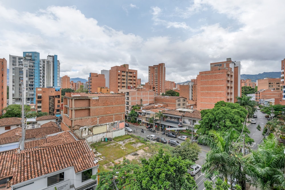 HOUSY Laureles