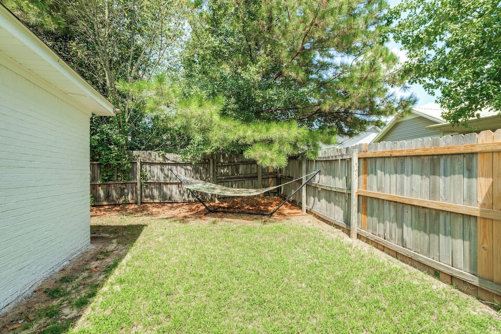 1 Mi to Ole Miss: Pet-friendly Retreat w/ Yard
