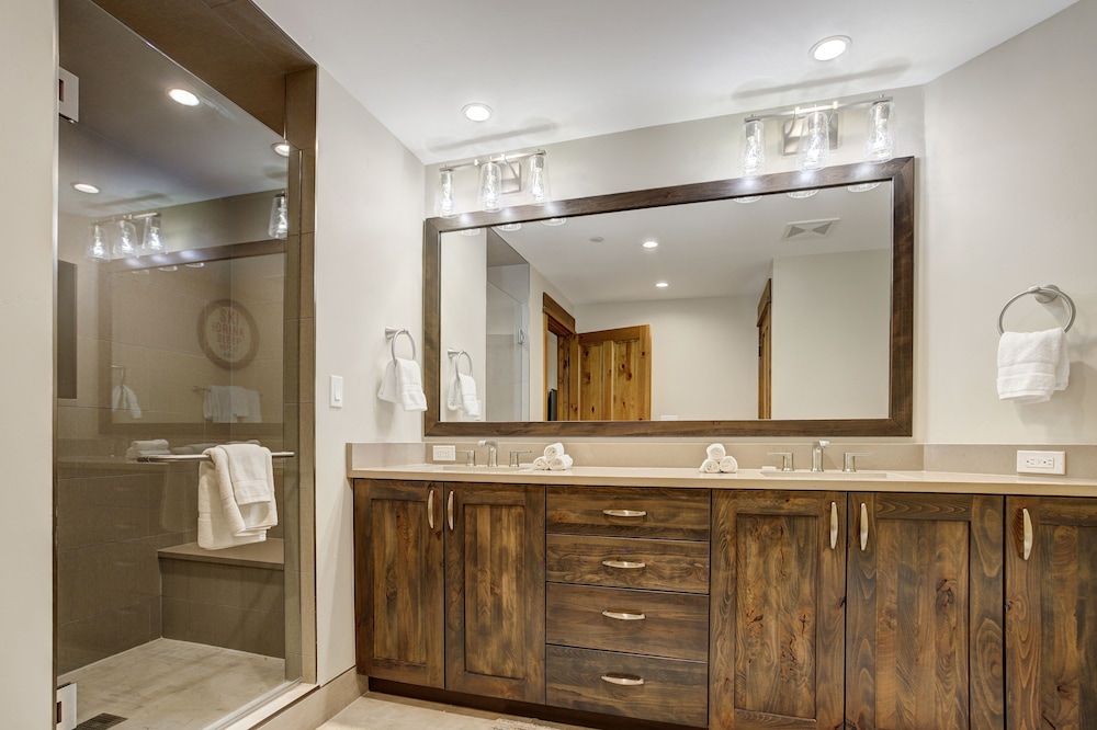 Premium 2 Bedroom Condo in Arrowhead Village! 2 Condo