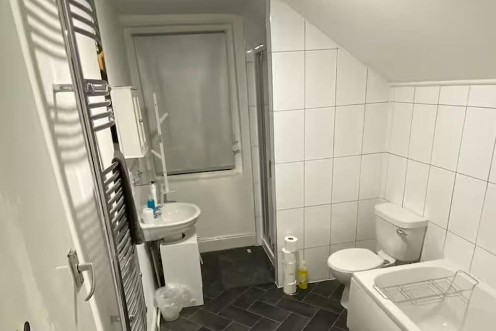 Cosy 2 Bed House - Sleeps 3, Parking & Garden