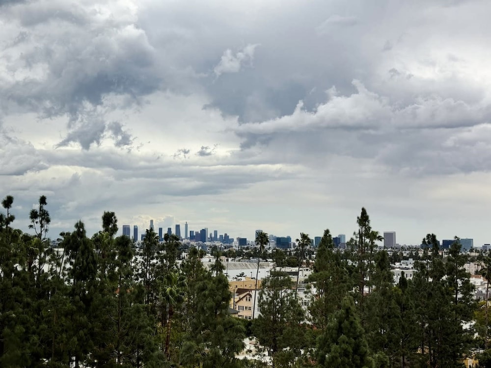 Contemporary Mid-hollywood Home Dtla View Parking
