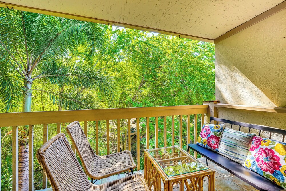 < 1 Mi to Magic Sands Beach: Condo w/ Pool Access!