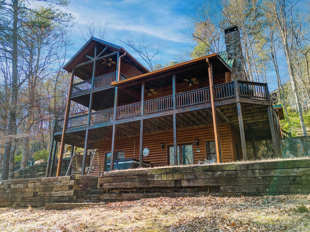 New! Riverfront Retreat Sleeps 12 Ellijay
