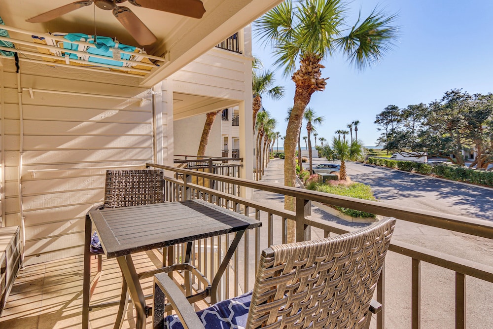 Walk to Coligny Beach Park: Condo w/ Pool Access!