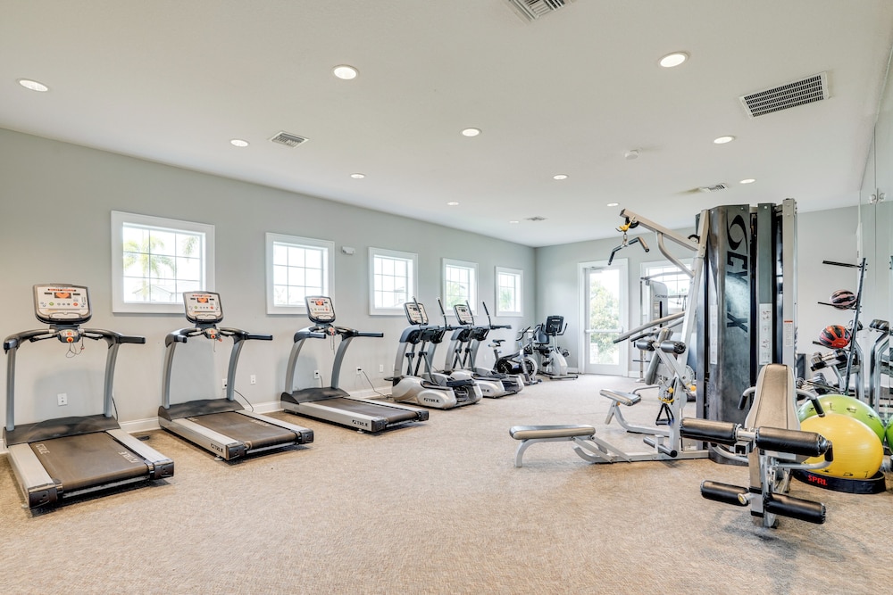 4 Mi to Brandon Exchange: Resort-style Townhome!