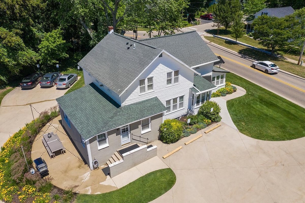 Saugatuck Harbor House