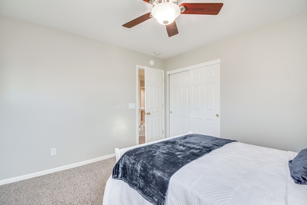 3 Mi to Downtown Merced: Family-friendly Home
