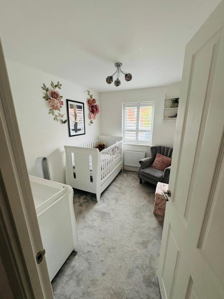 High END Spacious 4 Bed House - Free Parking