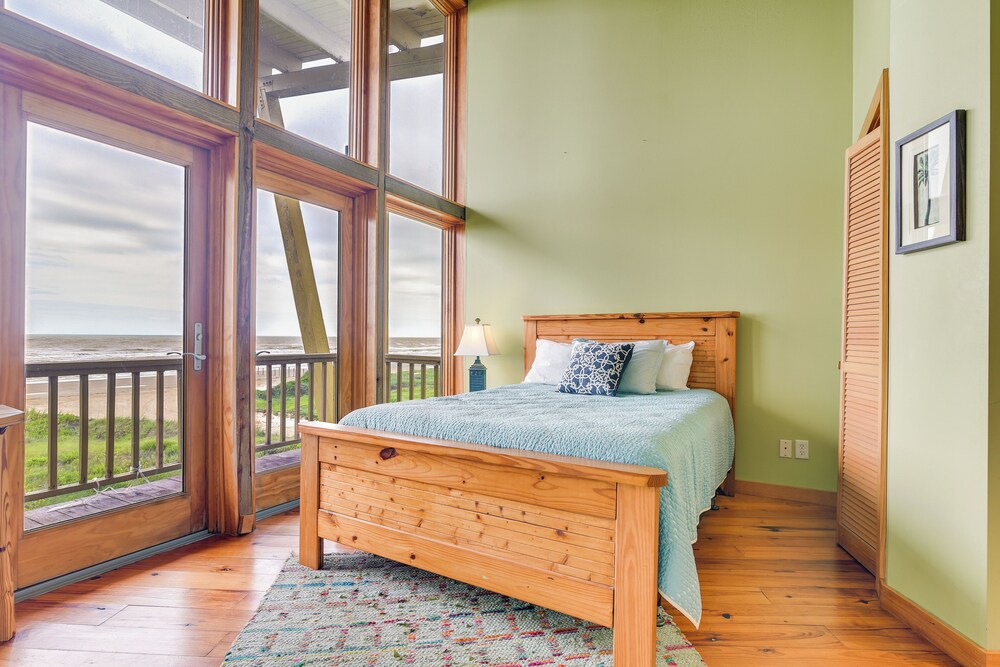 Oceanfront Home w/ Beach Access in Galveston