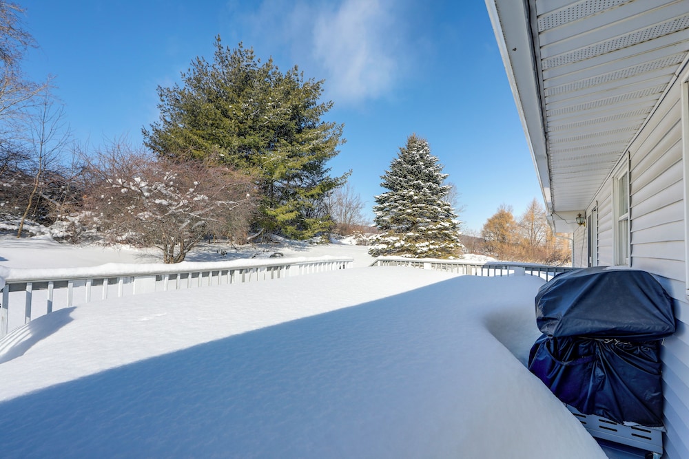 Deck & Fire Pit: Cozy Escape in Morrisville!