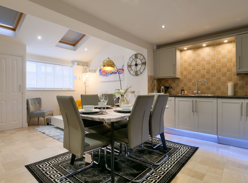 Spacious 5B Sunderland Home For Groups & Families