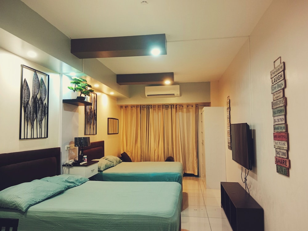Deluxe Family Room in Tagaytay With Taal Lake View view 3
