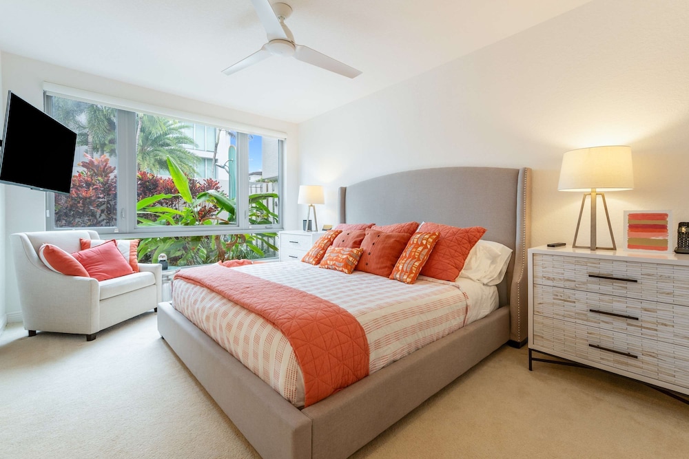NEW 3-story Townhome With Pool Room Expansive Balcony Seconds Away From Las Olas