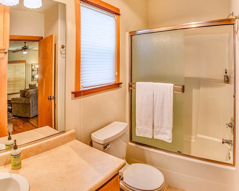 Ashland Vacations - The Pioneer Craftsman House - Closest to Osf - Property Image 13