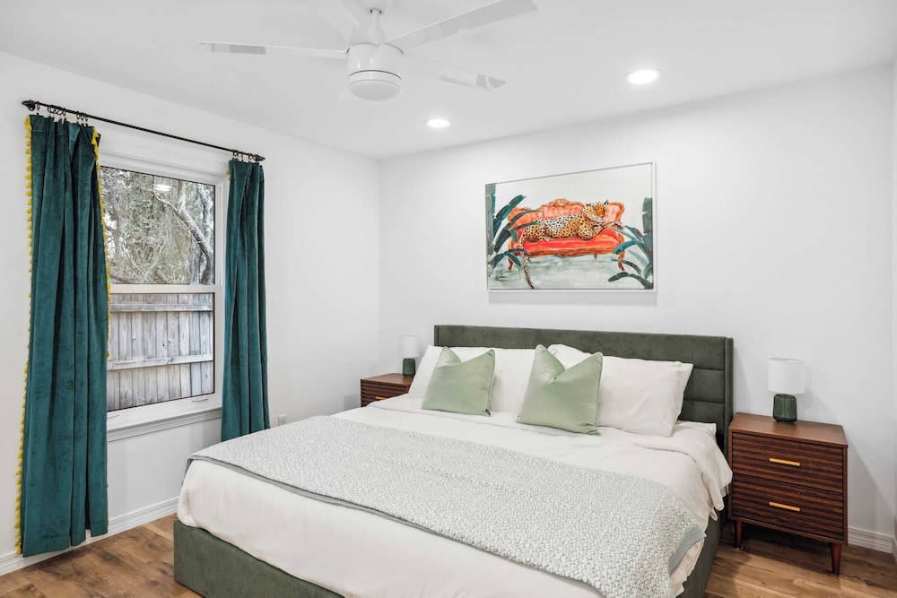 Dolphin Days by Avantstay Pool, 0.2mi to Beach!