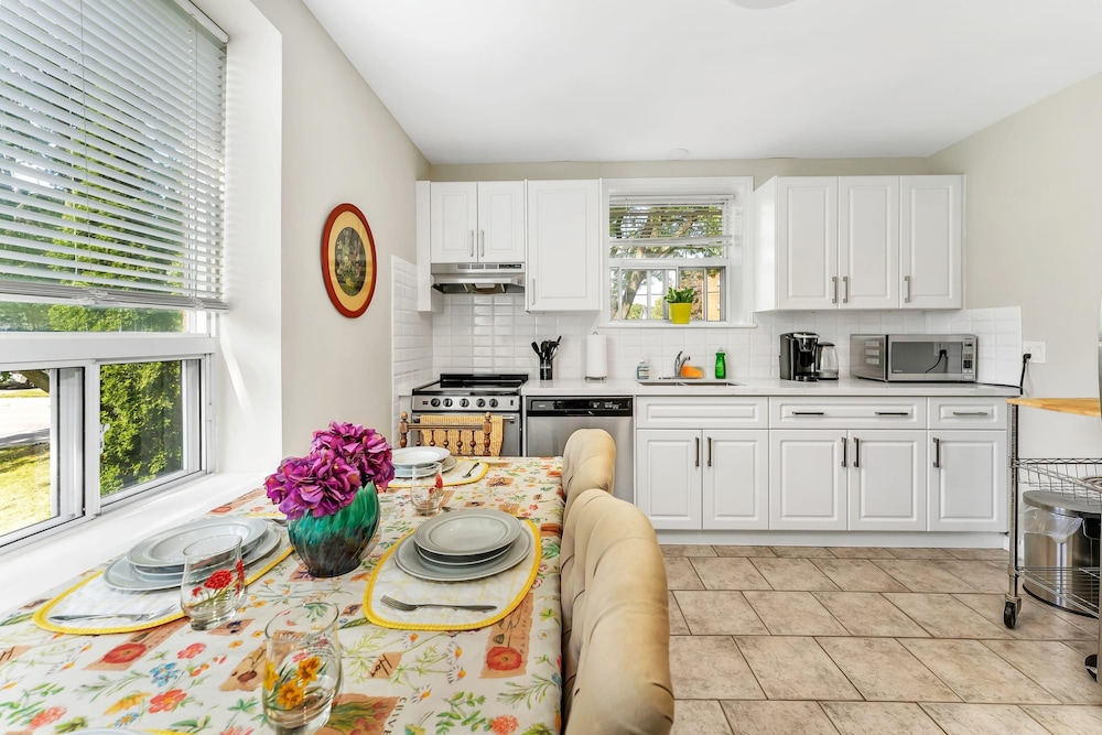 Private 2bdrm Newly Renovated - Furnished apt - U3