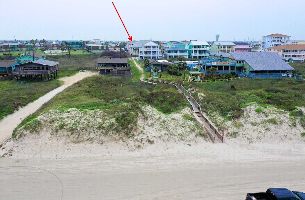 Beach Boardwalk, Pool Access & Ocean Views Coral Reef by Avantstay